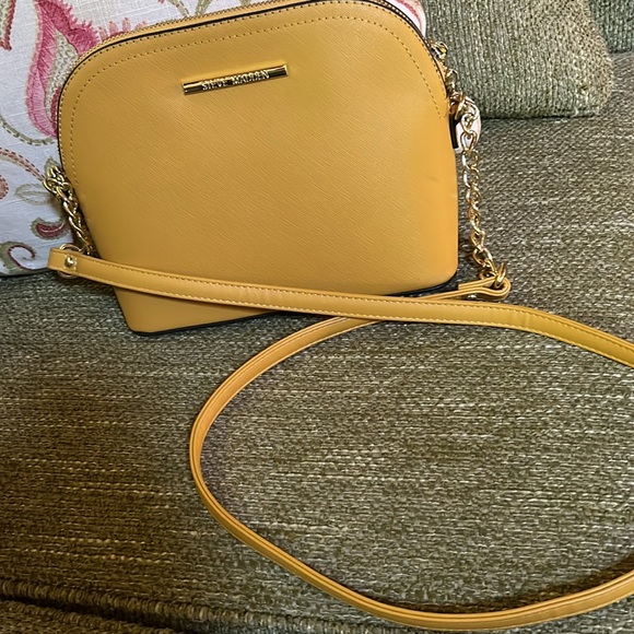 Steve Madden Handbags - Steve Madden purse with gold chain & zipper detail ong shoulder strap & pocket